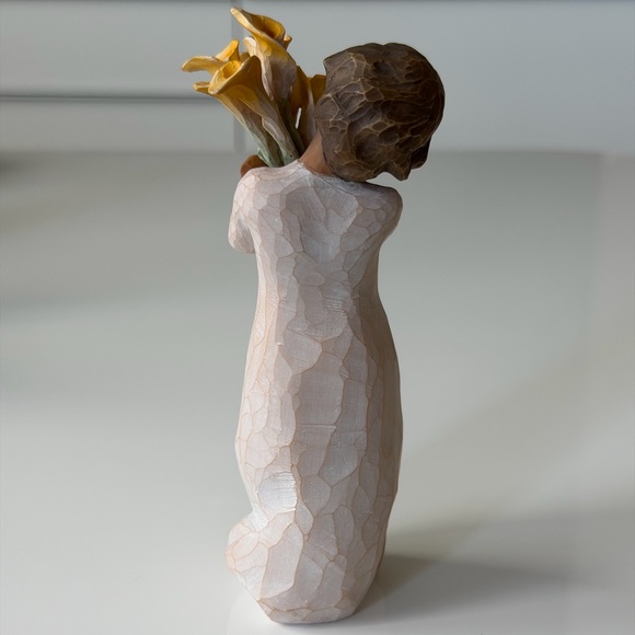 Willow Tree Gratitude Girl With Yellow Calla Lilies Figurine 2022 - Home Decor - Picture 5 of 11